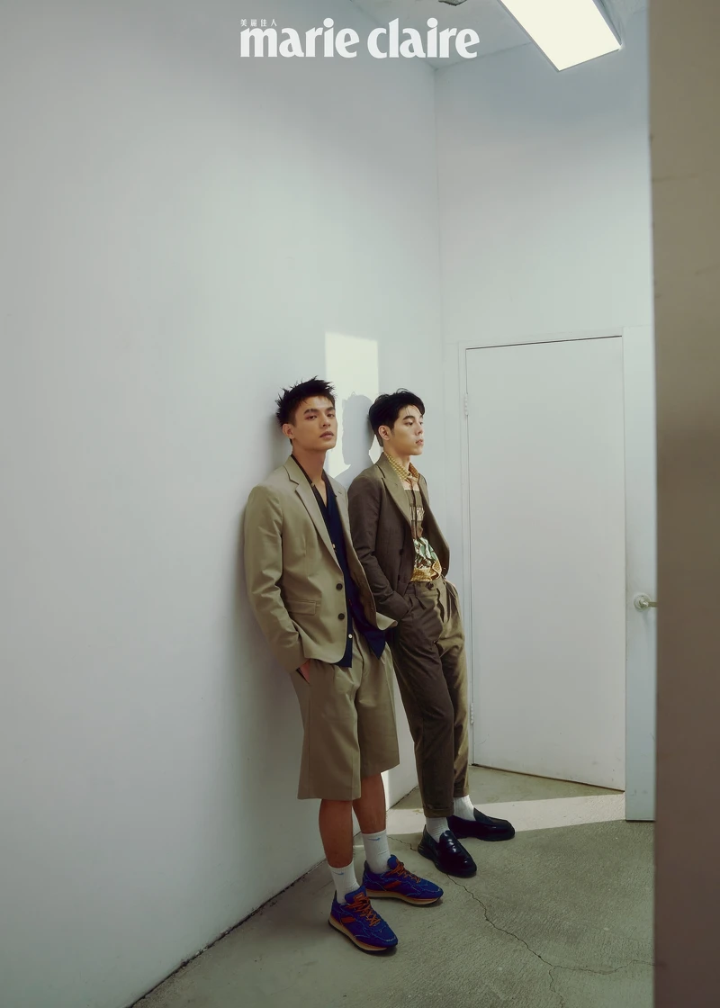 詹懷雲:格紋西裝外套、格紋西裝褲,all by Allsaints;印花襯衫,Paul Smith;黑色樂福鞋,Pedro。邱以太:卡其色西裝外套、卡其色西裝短褲、印花襯衫,all by Allsaints;丹寧運動鞋,Pedro。 詹懷雲:格紋西裝外套、格紋西裝褲,all by Allsaints;印花襯衫,Paul Smith;黑色樂福鞋,Pedro。邱以太:卡其色西裝外套、卡其色西裝短褲、印花襯衫,all by Allsaints;丹寧運動鞋,Pedro。