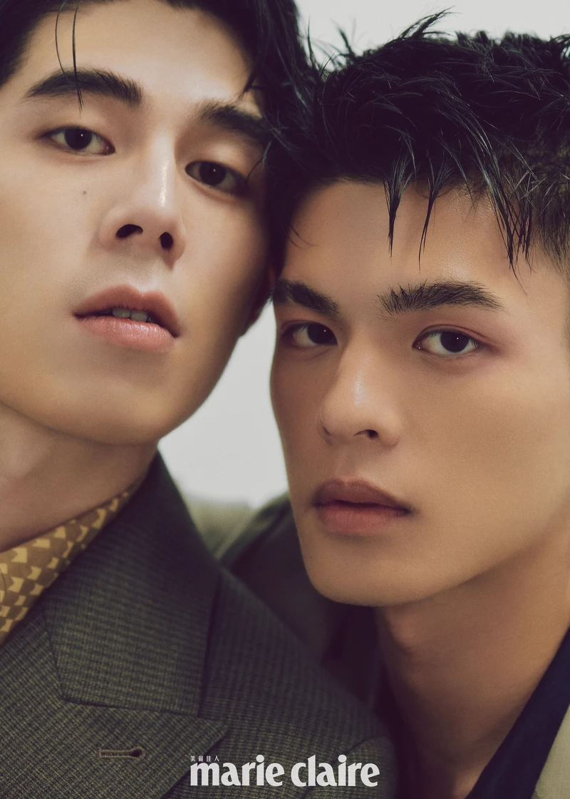 詹懷雲:格紋西裝外套,Allsaints;印花襯衫,Paul Smith。邱以太:卡其色西裝外套、印花襯衫,both by Allsaints。 詹懷雲:格紋西裝外套,Allsaints;印花襯衫,Paul Smith。邱以太:卡其色西裝外套、印花襯衫,both by Allsaints。