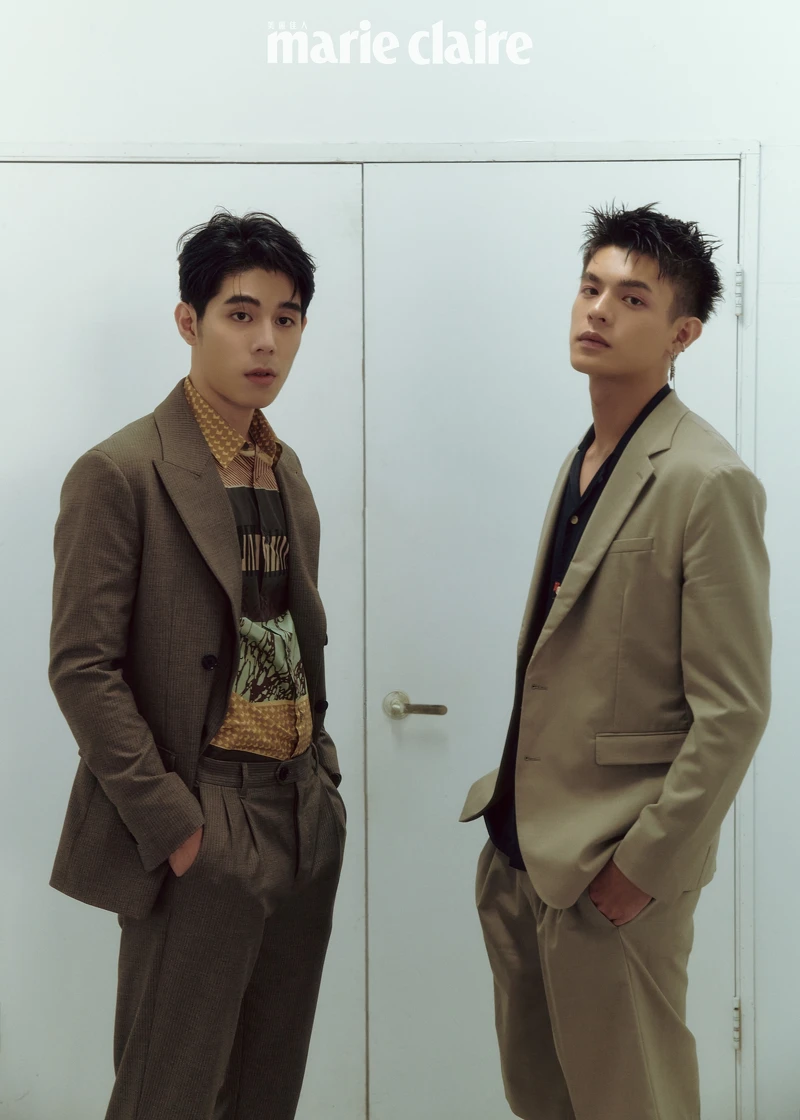 詹懷雲:格紋西裝外套、格紋西裝褲,all by Allsaints;印花襯衫,Paul Smith。邱以太:卡其色西裝外套、卡其色西裝短褲、印花襯衫,all by Allsaints。 詹懷雲:格紋西裝外套、格紋西裝褲,all by Allsaints;印花襯衫,Paul Smith。邱以太:卡其色西裝外套、卡其色西裝短褲、印花襯衫,all by Allsaints。