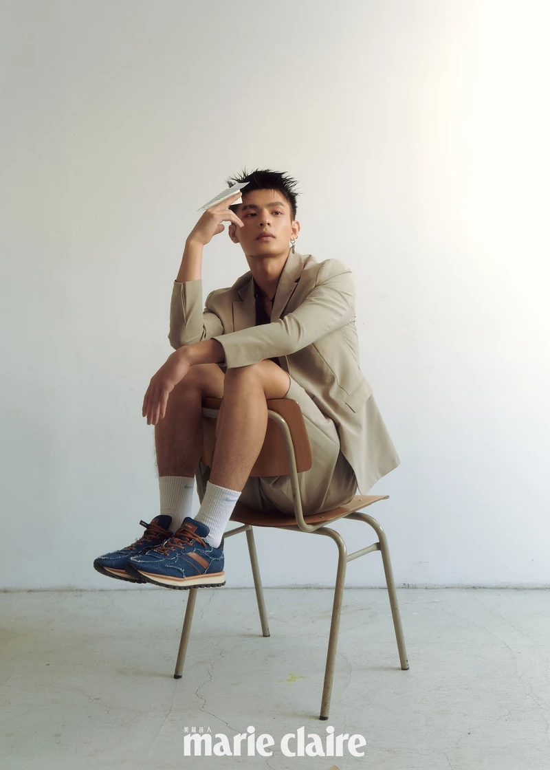 邱以太:卡其色西裝外套、卡其色西裝短褲、印花襯衫,all by Allsaints;丹寧運動鞋,Pedro。 邱以太:卡其色西裝外套、卡其色西裝短褲、印花襯衫,all by Allsaints;丹寧運動鞋,Pedro。