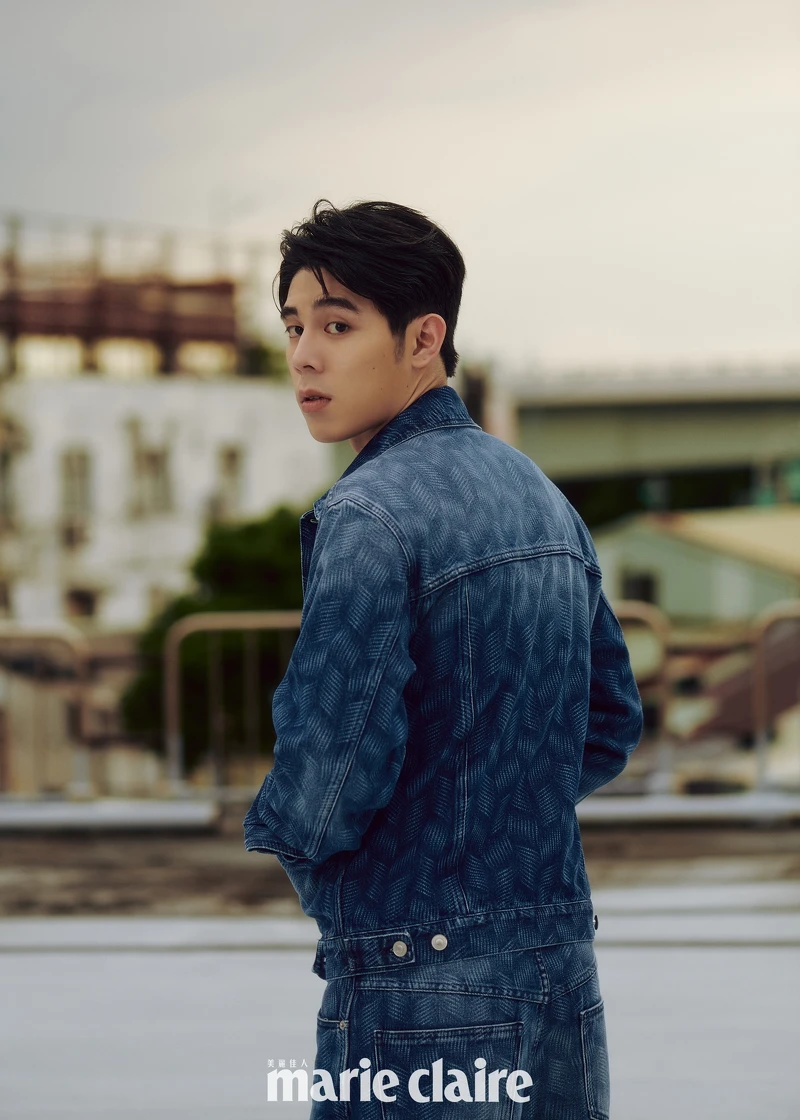 詹懷雲:丹寧印花套裝,Isabel Marant;復古運動鞋,adidas Originals。 詹懷雲:丹寧印花套裝,Isabel Marant;復古運動鞋,adidas Originals。