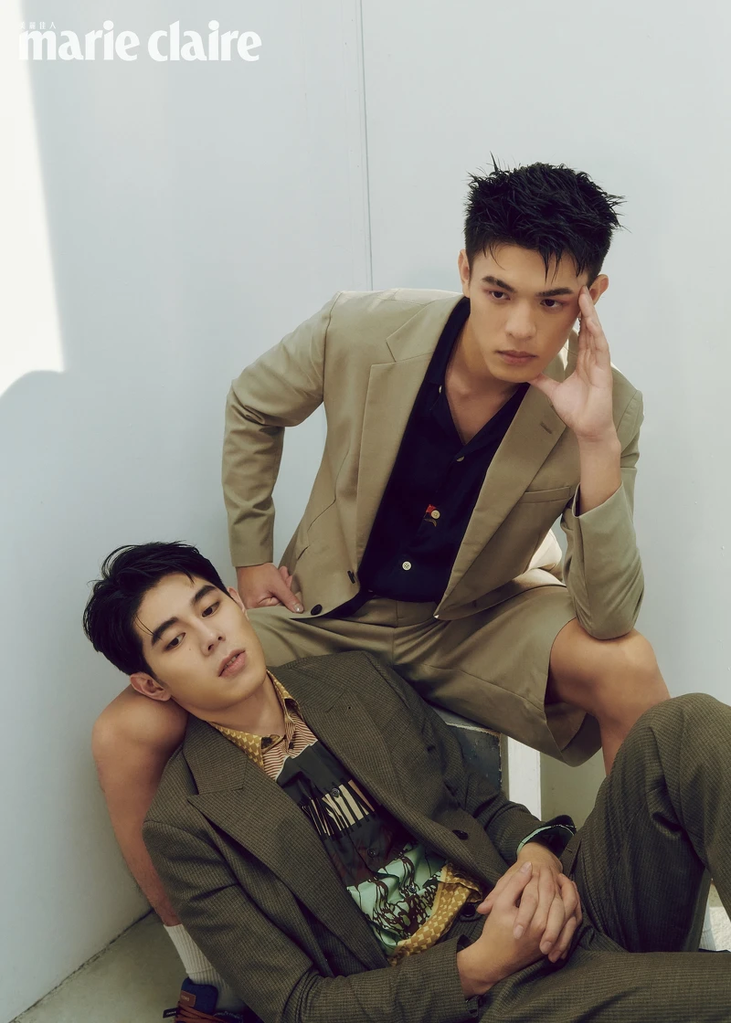 詹懷雲:格紋西裝外套、格紋西裝褲,all by Allsaints;印花襯衫,Paul Smith。邱以太:卡其色西裝外套、卡其色西裝短褲、印花襯衫,all by Allsaints;丹寧運動鞋,Pedro。 詹懷雲:格紋西裝外套、格紋西裝褲,all by Allsaints;印花襯衫,Paul Smith。邱以太:卡其色西裝外套、卡其色西裝短褲、印花襯衫,all by Allsaints;丹寧運動鞋,Pedro。