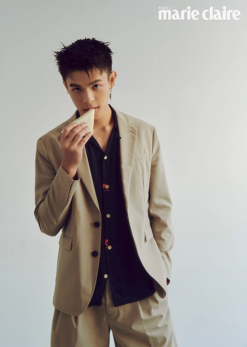 邱以太:卡其色西裝外套、卡其色西裝短褲、印花襯衫,all by Allsaints。 邱以太:卡其色西裝外套、卡其色西裝短褲、印花襯衫,all by Allsaints。