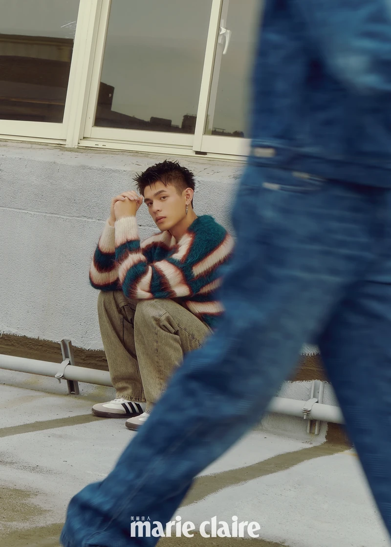 邱以太:條紋馬海毛針織衫,Isabel Marant;刷色丹寧褲,Sandro;復古運動鞋,adidas Originals。詹懷雲:丹寧印花套裝,Isabel Marant。 邱以太:條紋馬海毛針織衫,Isabel Marant;刷色丹寧褲,Sandro;復古運動鞋,adidas Originals。詹懷雲:丹寧印花套裝,Isabel Marant。