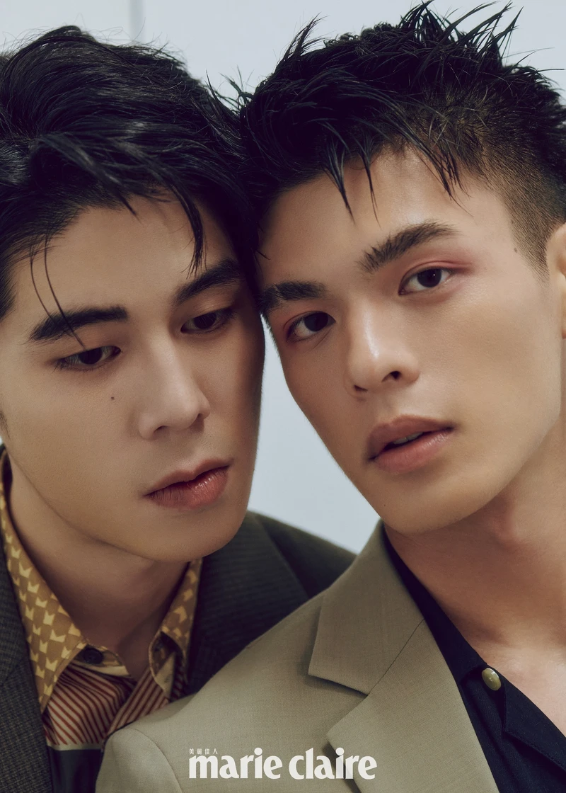 詹懷雲:格紋西裝外套,Allsaints;印花襯衫,Paul Smith。邱以太:卡其色西裝外套、印花襯衫,both by Allsaints。 詹懷雲:格紋西裝外套,Allsaints;印花襯衫,Paul Smith。邱以太:卡其色西裝外套、印花襯衫,both by Allsaints。