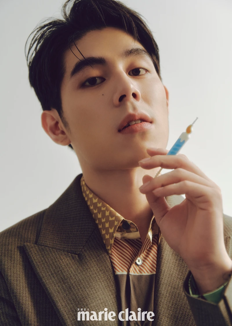 詹懷雲:格紋西裝外套,Allsaints;印花襯衫,Paul Smith。 詹懷雲:格紋西裝外套,Allsaints;印花襯衫,Paul Smith。