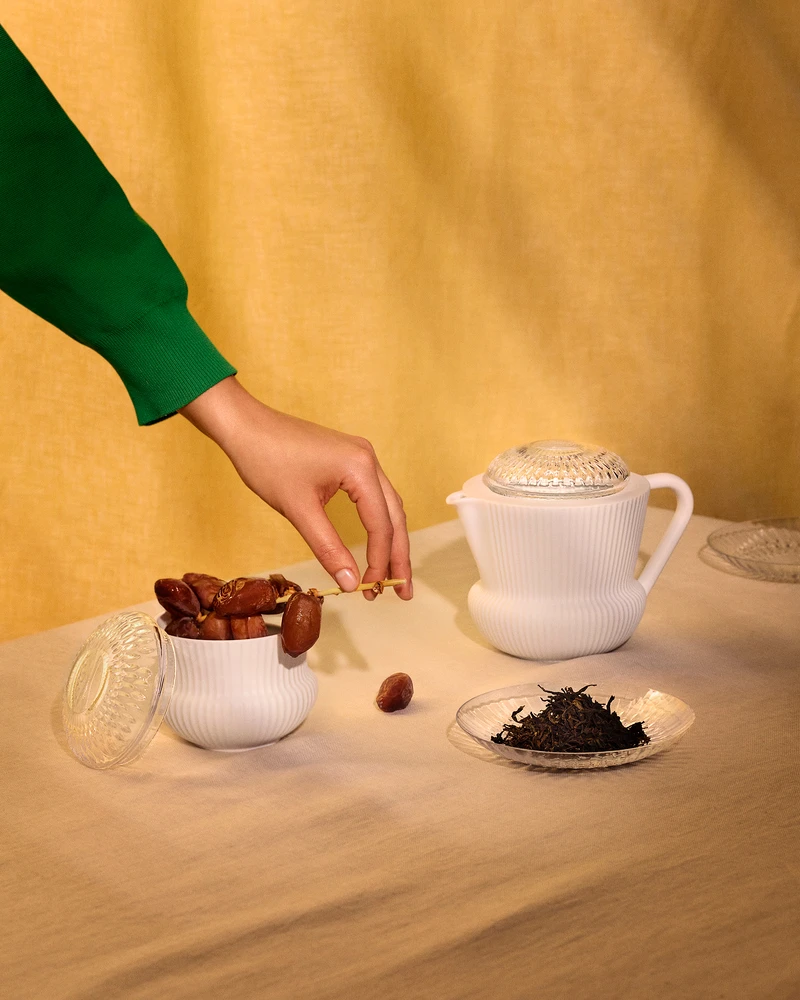 近日 Saint-Louis 推出了全新品茗系列,並與茶藝品鑒師 Lydia Gautier 合作。 近日 Saint-Louis 推出了全新品茗系列,並與茶藝品鑒師 Lydia Gautier 合作。