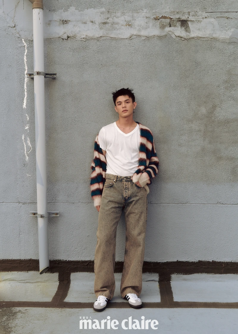 邱以太:條紋馬海毛針織衫,Isabel Marant;刷色丹寧褲,Sandro;復古運動鞋,adidas Originals。 邱以太:條紋馬海毛針織衫,Isabel Marant;刷色丹寧褲,Sandro;復古運動鞋,adidas Originals。