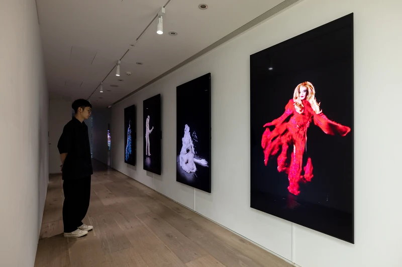 Jake Elwes首度在臺展出〈Zizi動起來：深偽變裝烏托邦〉，將深偽技術與酷兒群體結合，企圖反思人工智慧的族群概念，打破固化的性別與身體定義 ©忠泰美術館