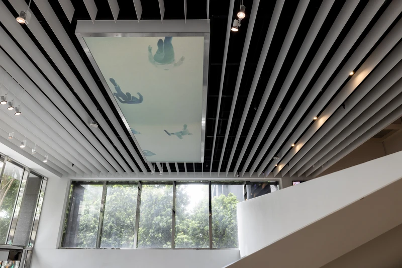 陳萬仁作品〈歪腰一下〉，位於美術館天井中，藝術家3D繪製的人形，將現實去背進行數位縫 ©忠泰美術館
