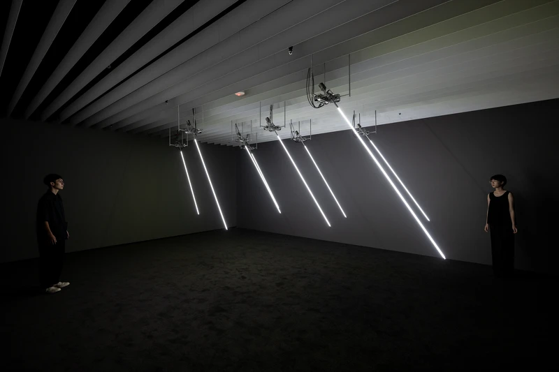 陳乂的人造風動模擬裝置〈風場〉由蘆葦般的發光體演繹一段由AI演算生成，模仿自然風吹的搖曳姿態 ©忠泰美術館