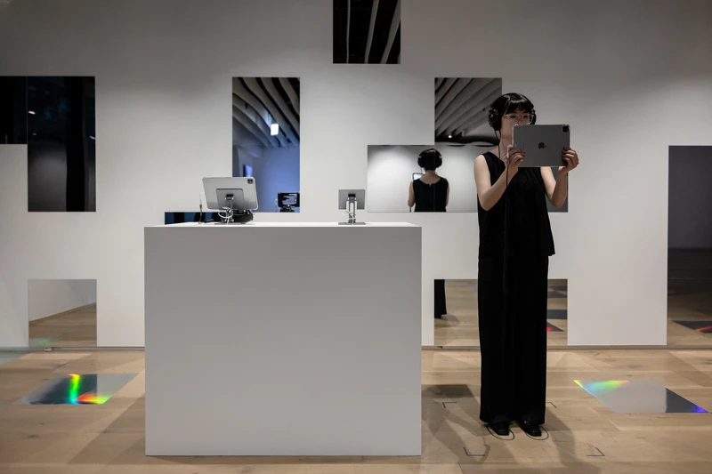 德國藝術家Martin Backes的AR創作〈我知道什麼？我只是個機器？！〉，讓觀眾透過行動裝置與懸浮在美術館空間內的正圓球形機器人相遇、對話 ©忠泰美術館