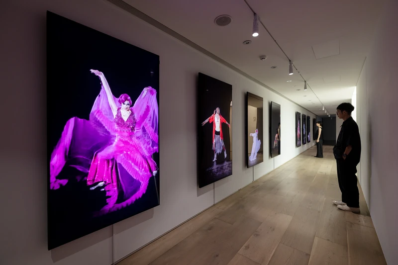 Jake Elwes首度在臺展出〈Zizi動起來：深偽變裝烏托邦〉，將深偽技術與酷兒群體結合，企圖反思人工智慧的族群概念，打破固化的性別與身體定義 ©忠泰美術館