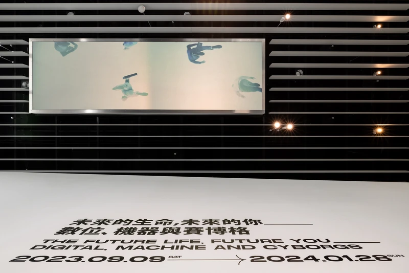 陳萬仁作品〈歪腰一下〉，位於美術館天井中，藝術家3D繪製的人形，將現實去背進行數位縫 ©忠泰美術館