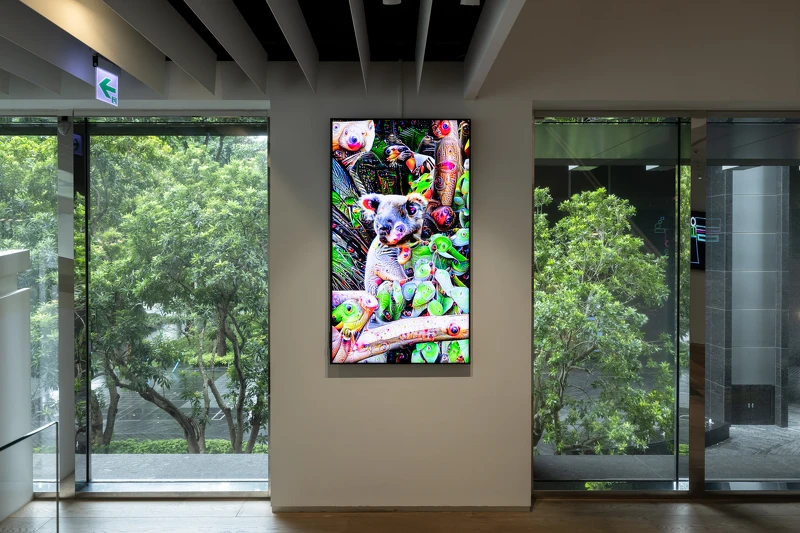 Aiden Faherty全球首展的影像作品〈穿越超驗森林之旅〉透過AI深層學習模型捕捉自然界資訊生成的生態系©忠泰美術館