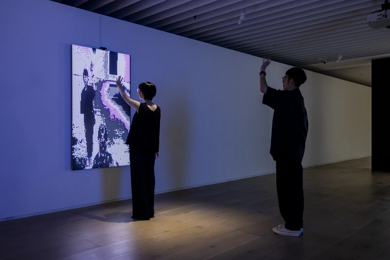 墨西哥藝術家Mal Bueno〈終曲〉，將與作品互動的觀者形象上傳到數位維度中 ©忠泰美術館