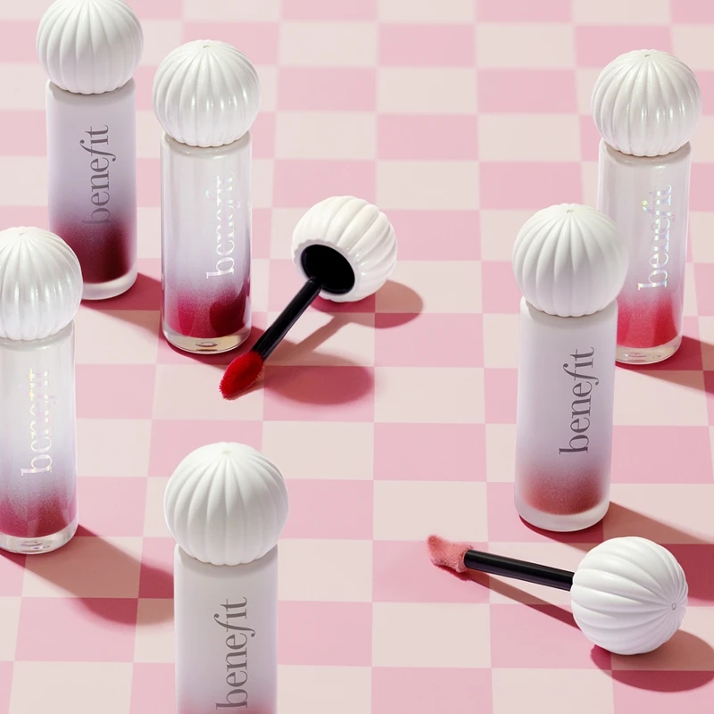 benefit 2023年推出全新唇彩絨液心動唇采露、一濺鍾情唇采露。