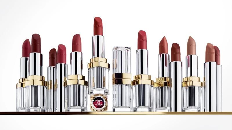 香奈兒康朋街31號唇膏(共12色)，NT5,220、蕊芯(共12色)，NT2,350