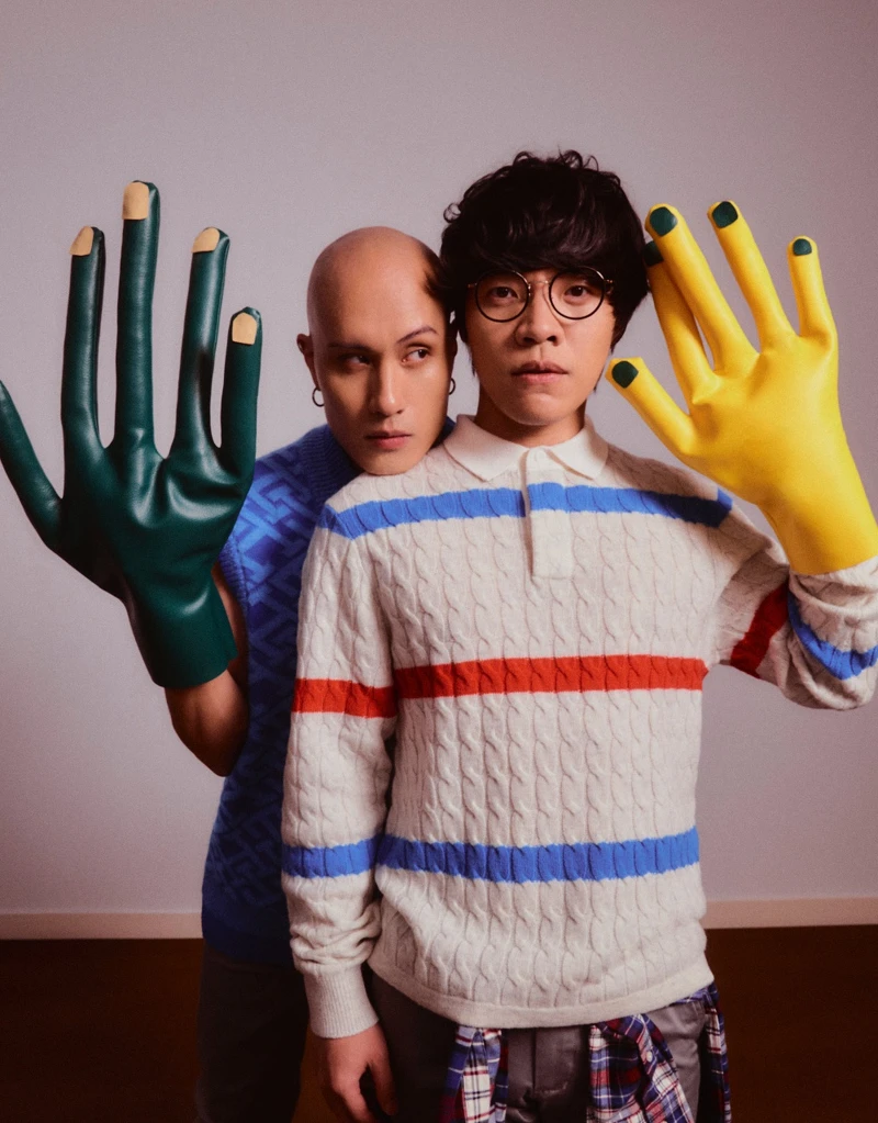 (黃宣)藍色針織背心、深灰色長褲,all by Tommy Hilfiger;黑色休閒鞋,Hogan;耳環,藝人私物。(盧廣仲)針織上衣、格紋襯衫、深灰色長褲,all by Tommy Hilfiger;黑色樂福鞋,Pedro。 (黃宣)藍色針織背心、深灰色長褲,all by Tommy Hilfiger;黑色休閒鞋,Hogan;耳環,藝人私物。(盧廣仲)針織上衣、格紋襯衫、深灰色長褲,all by Tommy Hilfiger;黑色樂福鞋,Pedro。