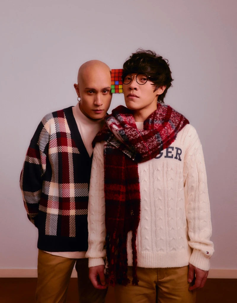 (黃宣)格紋針織外套、米色高領上衣、卡其色長褲,all by Tommy Hilfiger;白色休閒鞋、LOEWE;耳環,藝人私物。(盧廣仲)白色針織上衣、卡其色長褲、紅色格紋圍巾,all by Tommy Hilfiger;白色休閒鞋、Pedro。 (黃宣)格紋針織外套、米色高領上衣、卡其色長褲,all by Tommy Hilfiger;白色休閒鞋、LOEWE;耳環,藝人私物。(盧廣仲)白色針織上衣、卡其色長褲、紅色格紋圍巾,all by Tommy Hilfiger;白色休閒鞋、Pedro。