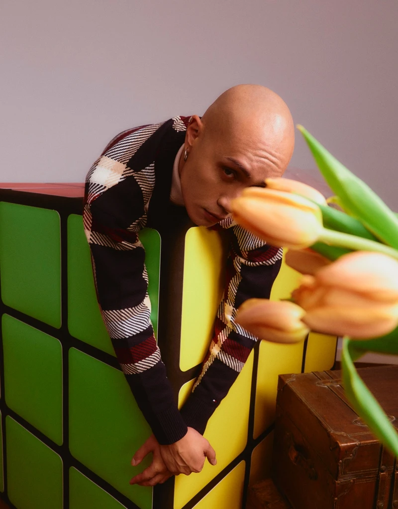 格紋針織外套、米色高領上衣,Tommy Hilfiger;耳環,藝人私物。 格紋針織外套、米色高領上衣,Tommy Hilfiger;耳環,藝人私物。