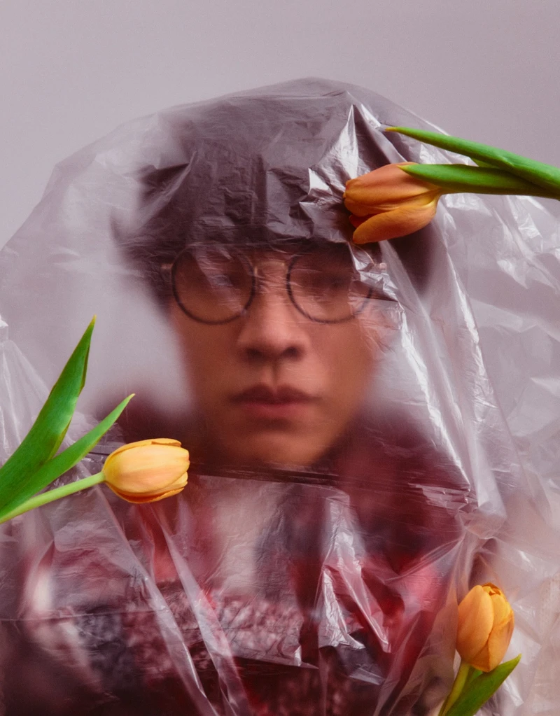 白色針織上衣、紅色格紋圍巾,all by Tommy Hilfiger