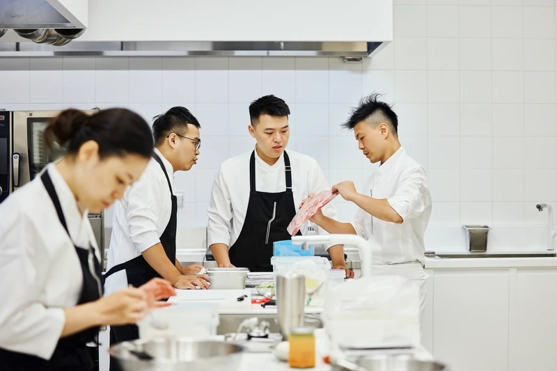 「A」團隊將近30人,包含多位內場員工是主廚在大學任教時 期的畢業生,展現了主廚對於培養新一代廚藝人才的承諾。 「A」團隊將近30人,包含多位內場員工是主廚在大學任教時 期的畢業生,展現了主廚對於培養新一代廚藝人才的承諾。