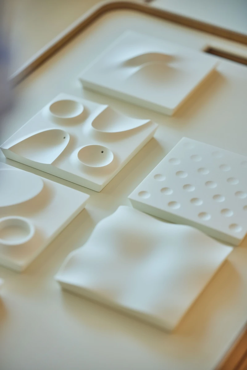 五道循環利用的開胃小點搭配上許向罕(HSIANG Han HSU)、李東陽(Dong LI)設計的《漫步香檳(Promenade En Champagne)》藝術餐具六件組乘載。 五道循環利用的開胃小點搭配上許向罕(HSIANG Han HSU)、李東陽(Dong LI)設計的《漫步香檳(Promenade En Champagne)》藝術餐具六件組乘載。