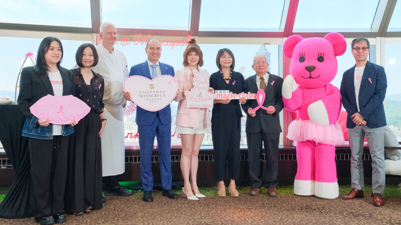 （由左至右）yunart新銳藝術家 葉蕓僖、美麗佳人副總經理 萬立青、台北遠東香格里拉行政甜點主廚 法蘭克、台北遠東香格里拉總經理 萬佐東、2023《裙襬澎澎RUN》公益大使 朱芯儀、美麗佳人社長暨編輯總監 胡玲玲、台灣癌症臨床研究發展基金會董事長 陳博明教授、So-net集團吉祥物 MOMO熊、台灣碩網網路娛樂股份有限公司董事長 永田博丈，出席「粉紅公益下午茶」記者會活動。