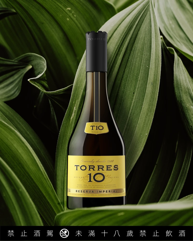 多利士10年白蘭地，使用西班牙加泰隆尼亞原生品種帕雷亞達（Parellada）、沙雷洛（Xarel lo）、馬卡貝歐（Macabeo）三款葡萄釀製。