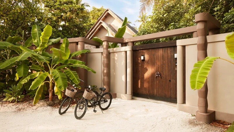 每間別墅外都會有賓客的腳踏車，上面更手寫住客名字，供度假村內騎乘使用