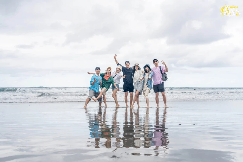 《光開門就很忙了》成員們至台東天空之鏡海邊景點美照。