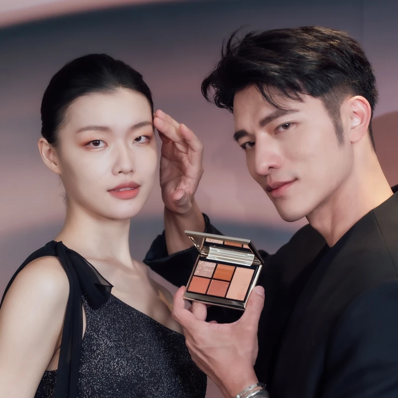 SUQQU 20週年限定眼頰彩盤#101橙光重TOUKOUGASANE,小凱老師示範用手指就可先用左上角濕潤眼影先打底,再用其他色打造暖棕色調的眼妝。 SUQQU 20週年限定眼頰彩盤#101橙光重TOUKOUGASANE,小凱老師示範用手指就可先用左上角濕潤眼影先打底,再用其他色打造暖棕色調的眼妝。