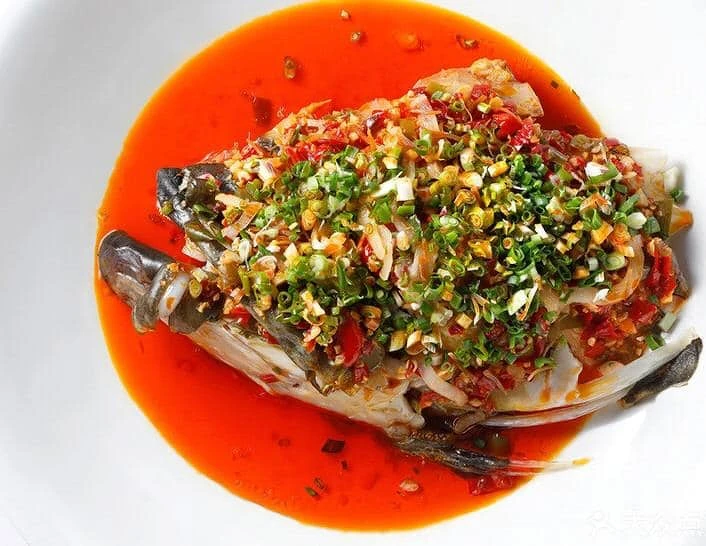 「大班樓」最為人所稱道的特色就是不用傳統高湯，而是用量身訂製的「汁」和「油」為菜品增色。