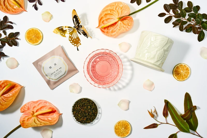 由侍茶大師林泰利 Woody 調配「嬉露」與「乘月」兩款茶飲。