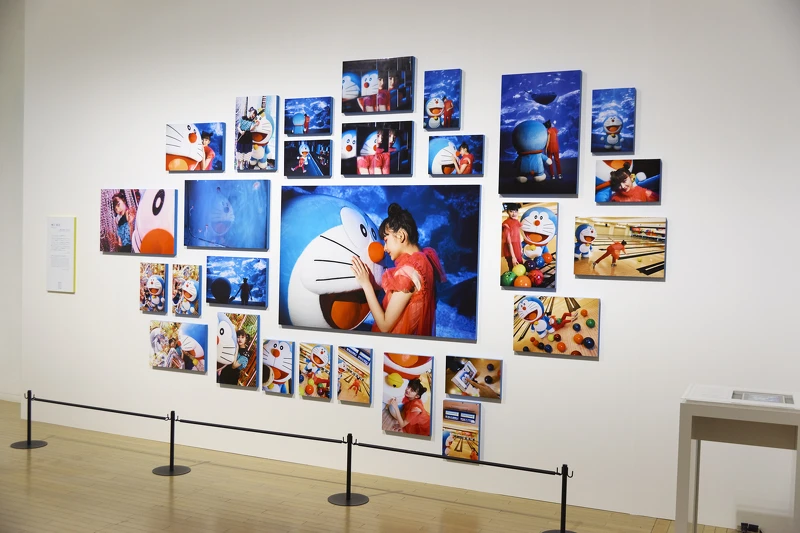 蜷川實花「與小哆啦的1日約會篇2017」©mika ninagawa ©Fujiko-Pro。(大阪展出實況)。圖聯合數位文創提供