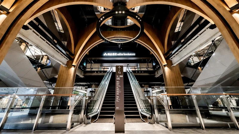 2-4F挑高12米的巨型圓拱設計，視覺相當壯觀吸睛