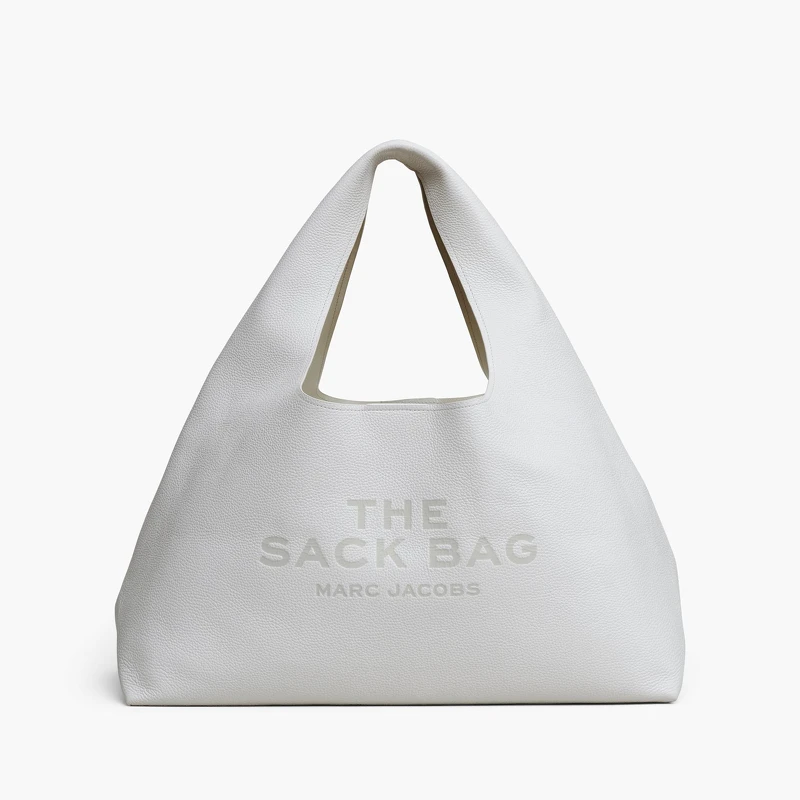 Marc Jacobs 雲朵白壓紋皮革巨大包袱包，NT$38,900。