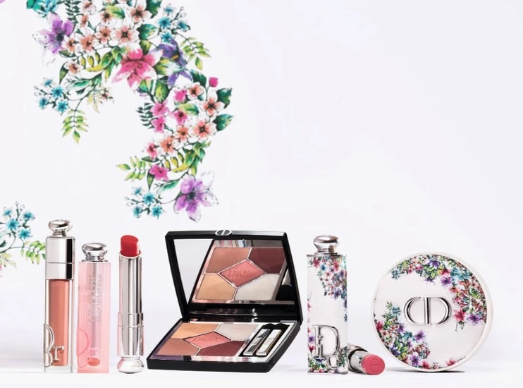 (由左至右)迪奧豐漾俏唇蜜#051、迪奧癮誘粉漾潤唇膏#059、迪奧經典五色眼影#843【官網獨賣】、迪奧癮誘唇膏#682與愛戀花語限量外殼、迪奧超完美持久氣墊蜜粉#050愛戀花語限量版。 (由左至右)迪奧豐漾俏唇蜜#051、迪奧癮誘粉漾潤唇膏#059、迪奧經典五色眼影#843【官網獨賣】、迪奧癮誘唇膏#682與愛戀花語限量外殼、迪奧超完美持久氣墊蜜粉#050愛戀花語限量版。