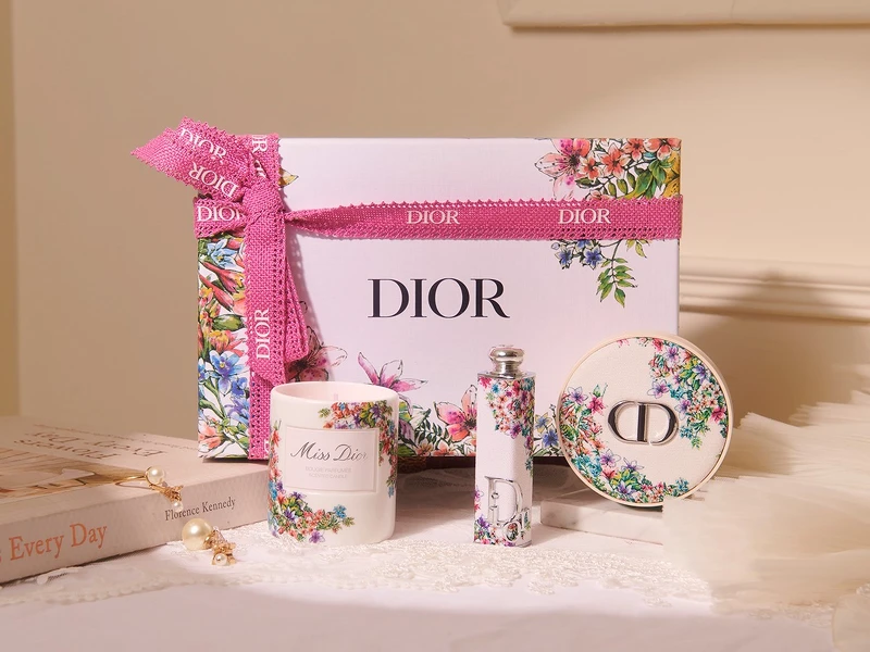 (由左至右)花漾迪奧香氛蠟燭愛戀花語限量版 85G NT$1,900、迪奧癮誘唇膏#682與愛戀花語限量版外殼、迪奧超完美持久氣墊蜜粉#050愛戀花語限量版NT$2,500。 (由左至右)花漾迪奧香氛蠟燭愛戀花語限量版 85G NT$1,900、迪奧癮誘唇膏#682與愛戀花語限量版外殼、迪奧超完美持久氣墊蜜粉#050愛戀花語限量版NT$2,500。