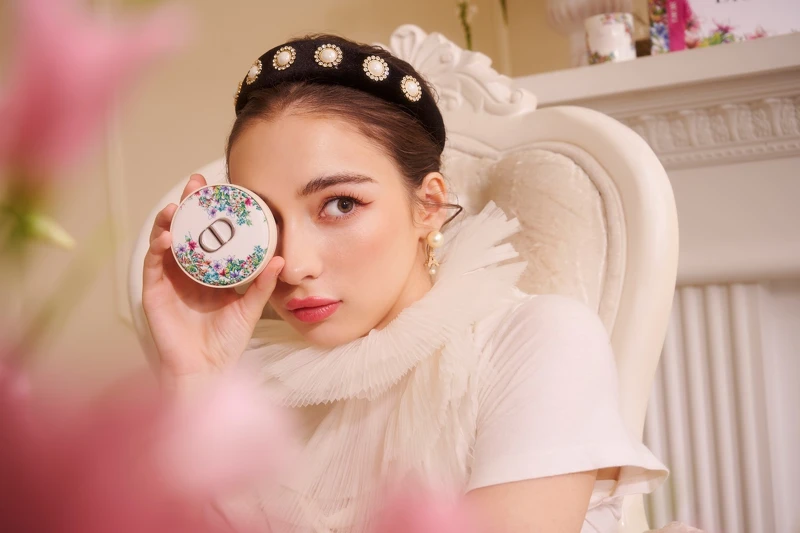 迪奧超完美持久氣墊蜜粉#050愛戀花語限量版 NT$2,500。 迪奧超完美持久氣墊蜜粉#050愛戀花語限量版 NT$2,500。