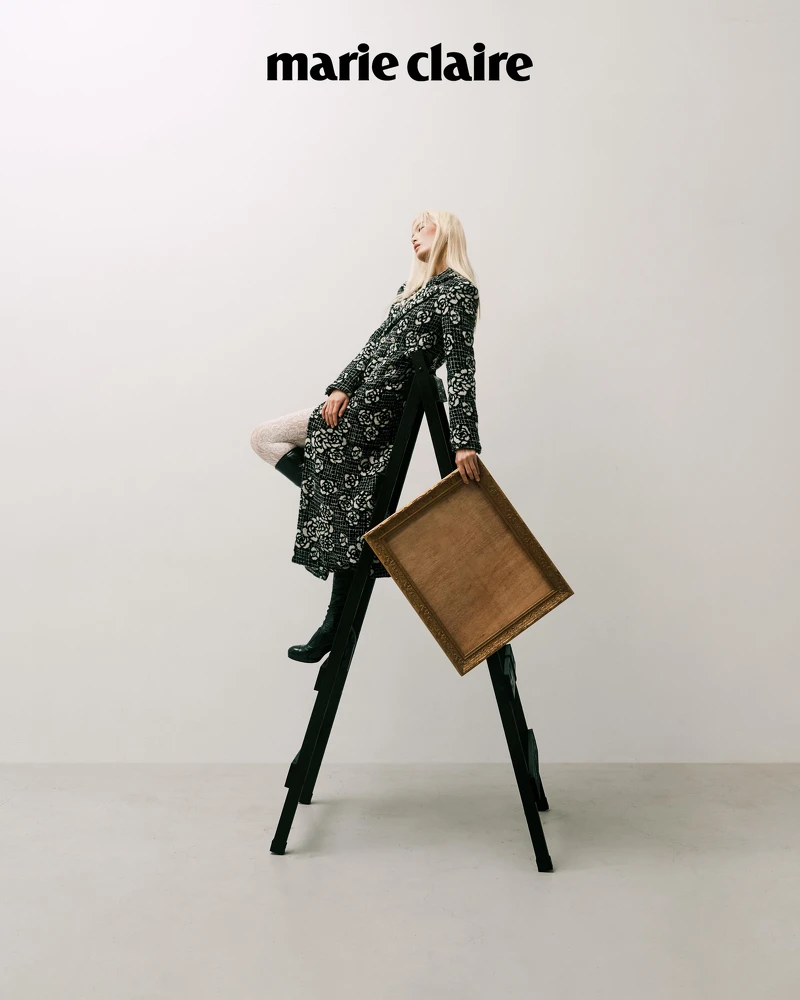 黑白山茶花格紋大衣、白色蕾絲絲襪、黑色亮片皮革長靴,all by CHANEL;彩妝,CHANEL BEAUTY。 黑白山茶花格紋大衣、白色蕾絲絲襪、黑色亮片皮革長靴,all by CHANEL;彩妝,CHANEL BEAUTY。