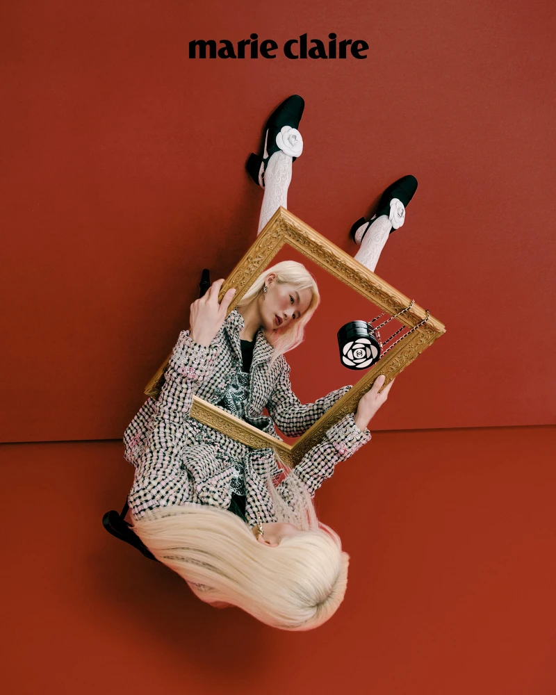 粉色斜紋軟呢格紋外套與短裙、黑色山茶花上衣、白色蕾絲絲襪、白色山茶花低跟鞋、黑白山茶花皮穿鍊小包,all by CHANEL;彩妝 ,CHANEL BEAUTY。 粉色斜紋軟呢格紋外套與短裙、黑色山茶花上衣、白色蕾絲絲襪、白色山茶花低跟鞋、黑白山茶花皮穿鍊小包,all by CHANEL;彩妝 ,CHANEL BEAUTY。