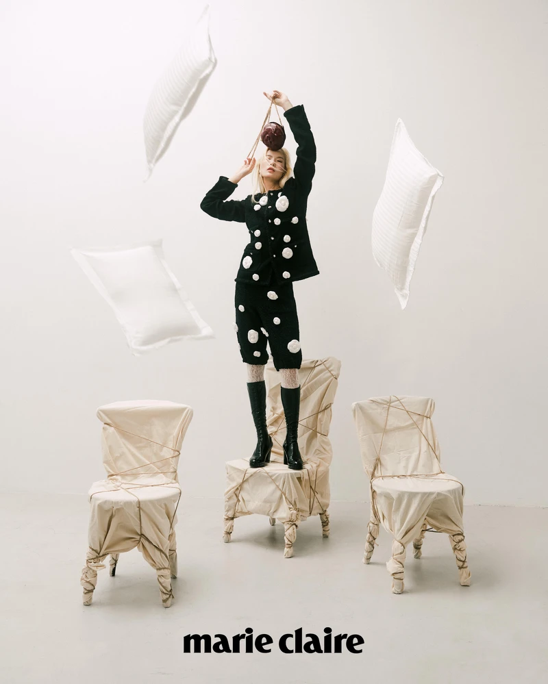 山茶花裝飾斜紋軟呢長版外套與百慕達式短褲、白色蕾絲絲襪、黑色皮質長靴、勃根地酒紅色山茶花小包,all by CHANEL;彩妝,CHANEL BEAUTY。 山茶花裝飾斜紋軟呢長版外套與百慕達式短褲、白色蕾絲絲襪、黑色皮質長靴、勃根地酒紅色山茶花小包,all by CHANEL;彩妝,CHANEL BEAUTY。