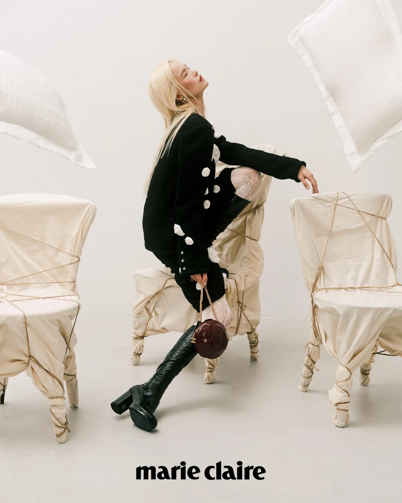 山茶花裝飾斜紋軟呢長版外套與百慕達式短褲、白色蕾絲絲襪、黑色皮質長靴、勃根地酒紅色山茶花小包,all by CHANEL;彩妝,CHANEL BEAUTY。 山茶花裝飾斜紋軟呢長版外套與百慕達式短褲、白色蕾絲絲襪、黑色皮質長靴、勃根地酒紅色山茶花小包,all by CHANEL;彩妝,CHANEL BEAUTY。