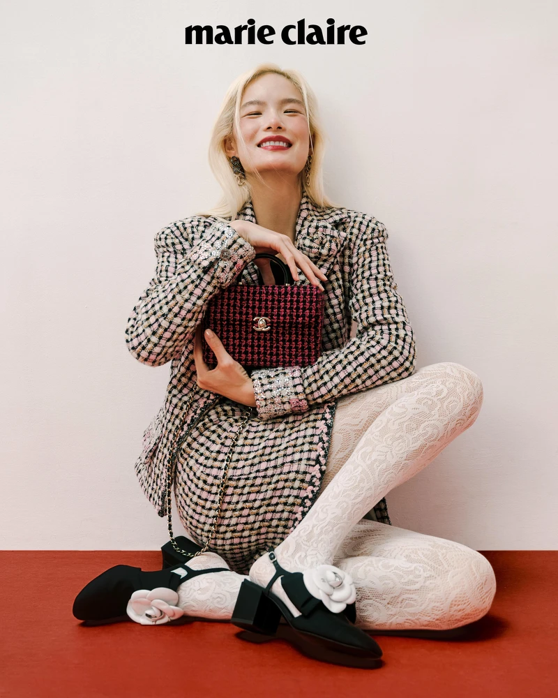 粉色斜紋軟呢格紋外套與短裙、黑色山茶花上衣、白色蕾絲絲襪、白色山茶花低跟鞋、粉色斜紋軟呢皮穿鍊手提包,all by CHANEL;彩妝 ,CHANEL BEAUTY。 粉色斜紋軟呢格紋外套與短裙、黑色山茶花上衣、白色蕾絲絲襪、白色山茶花低跟鞋、粉色斜紋軟呢皮穿鍊手提包,all by CHANEL;彩妝 ,CHANEL BEAUTY。