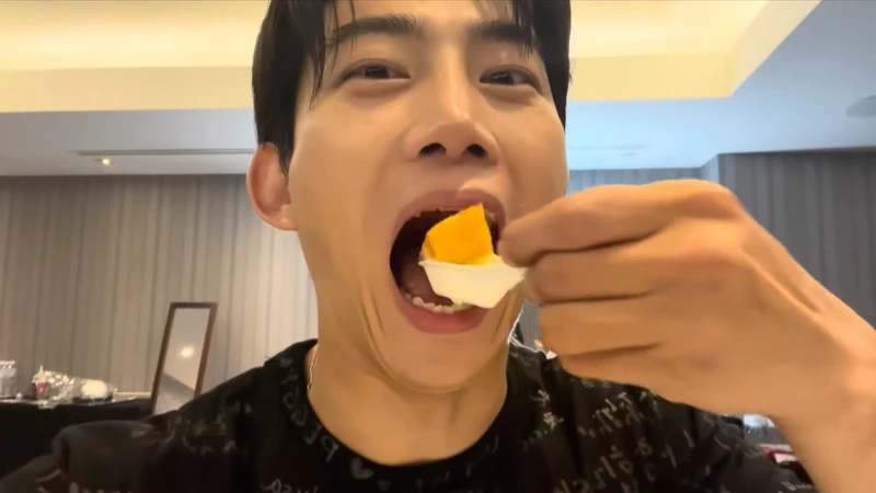 玉澤演開心吃芒果冰。 玉澤演開心吃芒果冰。