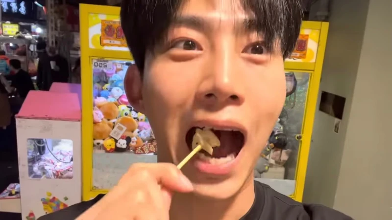 玉澤演很懂吃,大蒜和香腸一口吞。 玉澤演很懂吃,大蒜和香腸一口吞。