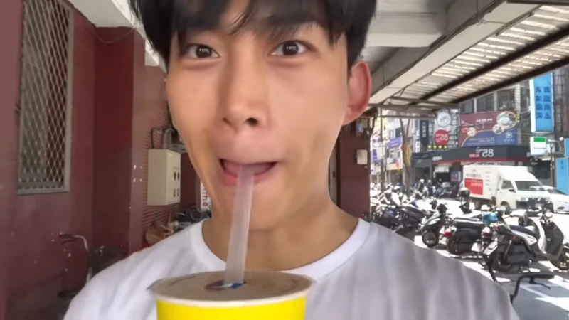 玉澤演喝珍珠奶茶。 玉澤演喝珍珠奶茶。