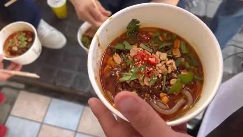 玉澤演吃酸辣粉。 玉澤演吃酸辣粉。